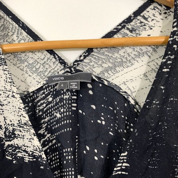 Vince Abstract Silk Pullover Blouse V Neck Black and White Dolman Sleeve Size L - Picture 3 of 6